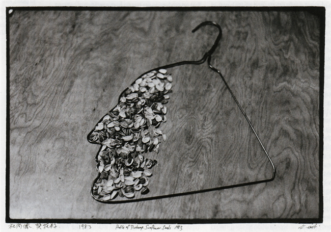 “デュシャンの横顔とヒマワリの種”（1983）